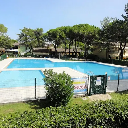 Bright Flat With Garden And Pool Apartman