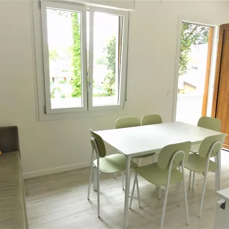 Apartman Bright Flat With Garden And Pool