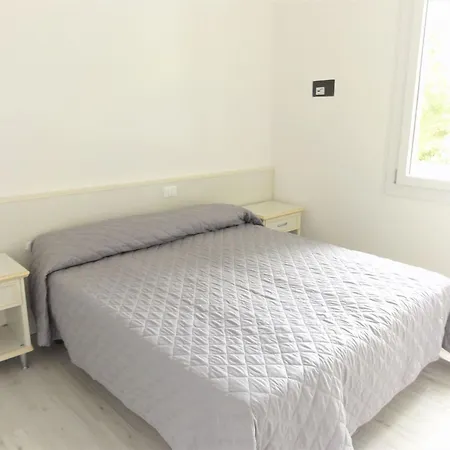 Apartman Bright Flat With Garden And Pool