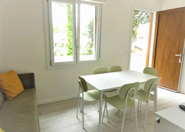 Апартаменты Bright Flat With Garden And Pool